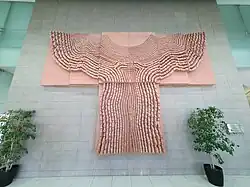 Relieve monumental en Clínica Santa María en Santiago.