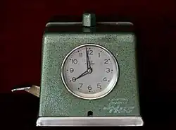 Reloj de fichar mecánico de cuerda para tarjeta de cartón.