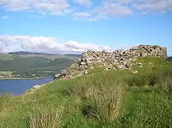 Broch cerca de Rhiroy en la orilla sur de Loch Broom. Este semi-broch es posterior a las casas circulares del siglo VI a. C.