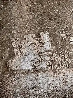 Cabeza y corona de elamita en relieve débilmente dibujado en Naqsh-e Rustam. Los locales debieron asumir que las figuras elamitas eran las del épico héroe persa Rostam