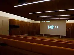 Sala de conferencias, de 64 butacas.