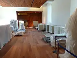 Una de las salas, en proceso de remodelación.