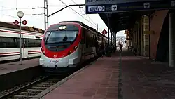 Tren rojo en una estación