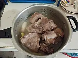 Caldo de las carnes de res y de cordero