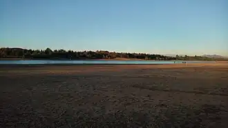El lago Peñuelas, ubicado a pocos kilómetros de Valparaíso, Chile, se ha transformado en uno de los símbolos de la megasequía que afecta a ese país hoy en día.