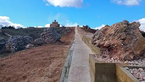 Al fondo la Iglesia del Mirón, en el lateral izquierdo ruinas de la muralla original, y a la derecha trazado original