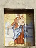 Retablo cerámico de la Virgen del Rosario en la calle Benlliure 51