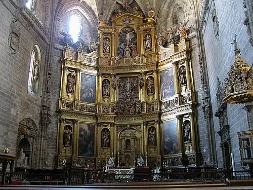 El retablo mayor, obra barroca del siglo XVII.