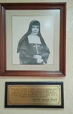 Retrato de santa Nazaria Ignacia con placa descriptiva en la escuela María Goretti de Santa Cruz, Bolivia