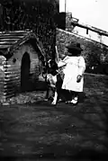 Fotografía de una niña con un perro sentado a sus pies, de Lorenzo Elorza, ca. 1890-1900