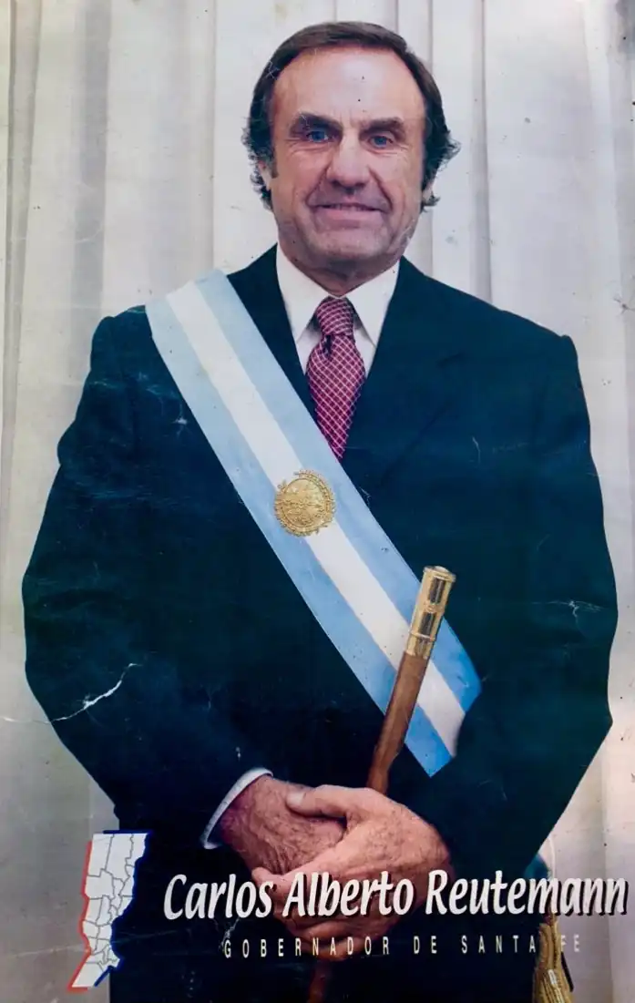 Carlos Reutemann en 1999 al ser electo gobernador de Santa Fe, con sus respectivos atributos gubernamentales.