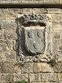 Escudo del Marqués de San Vicente en la cara sur del revellín