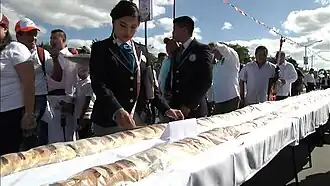 Los jueces revisando cada detalle