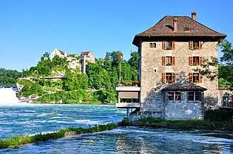 Castillo de Wörth, cataratas del Rin y castillo de Laufen al fondo
