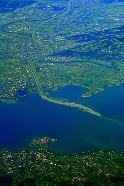 Lago de Constanza, delta lacustre del río Rin, es evidente la acción antropogénica de reforzar las orillas del canal principal, lo que fue posible debido a la baja energía ambiental del entorno lacustre.