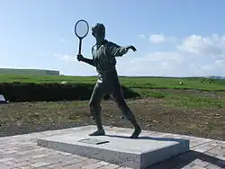 Una estatua en Kilkee, Irlanda, del joven Richard Harris jugando al racquetball