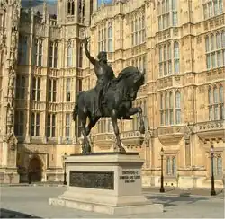 Escultura ecuestre de Ricardo I de Inglaterra blandiendo su espada delante del Palacio de Westminster en Londres.