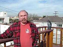 Richard Kaplan viendo a la cámara