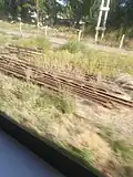 Rieles de tren del Ramal Cipolletti - Barda del Medio tirados en la Estación.