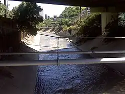 Río Guaire visto desde Puente Veracruz