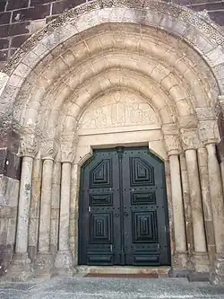 Portal de San Cristóbal de Rio Mau con motivos antropomorfos y vegetales.