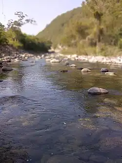 El río de Acuatempa es un tesoro natural vital para la vida local, ofreciendo frescura y serenidad a la comunidad.