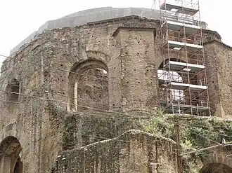 Détail de la partie supérieure de l'édifice décagonal.