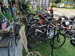 Bicicletas apiladas en un aparcamiento de bicicletas