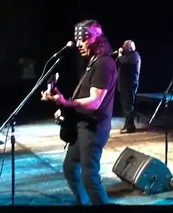 Roberto Fiat Guitarra y voz