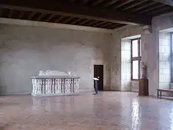 Gran sala, con una copia del yacente del duque de Berry