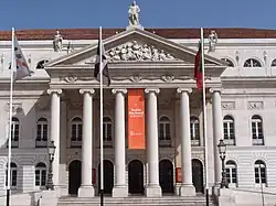 Detalle del pórtico central del Teatro Nacional D. Maria II