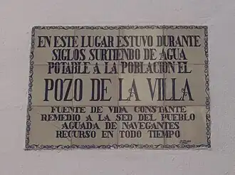 Azulejo que indica el Pozo de la Villa
