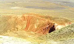 Rocas rojas al pie de la montaña Bolshoye Bogdo (Big Bogdo)