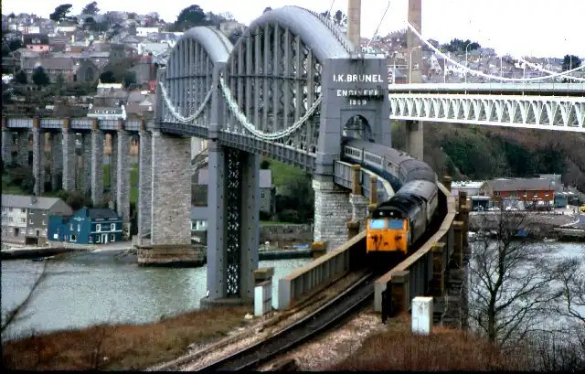 Vista del puente con las pasarelas de mantenimiento (reubicadas en 2006), que ocultaban parcialmente el rótulo conmemorativo dedicado a Brunel