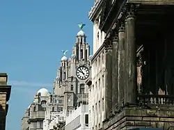 Los Liver Birds se elevan sobre Dale Street y el Ayuntamiento