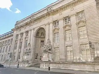 Entrada principal de la Royal School of Mines (1909-1913), South Kensington, Londres