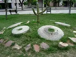 Ruedas de piedra pertenecientes a ancestrales molinos de maíz.