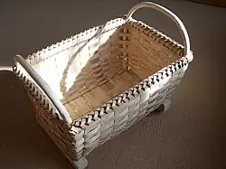 Cuna en forma de cesta