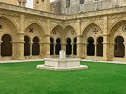 Los claustros ya estaban construidos en una transición entre románico y gótico, como se aprecia en los arcos apuntados.