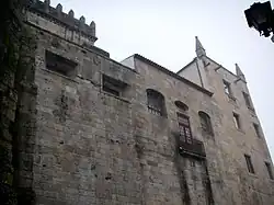 Paredes que cubren la parte posterior de la catedral.