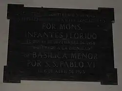 Lápida que se encuentra en la basílica de san Juan Bautista en conmemoración a su nombramiento como Basílica menor.