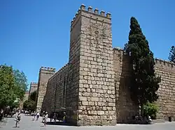 Torreones Reales Alcázares de Sevilla, restos de la antigua muralla almohade