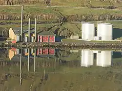 La compañía Vágsverkið de SEV produce electricidad. Se encuentra en el lado sur de Vágsfjørður.