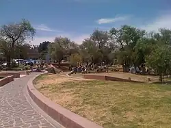 Parque y Malecón en la rivera del pueblo.