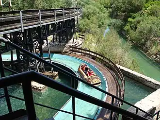 Vías del tren pasando sobre el Silver River Flume