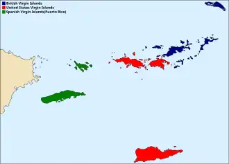 Islas Vírgenes al este de la isla principal de Puerto Rico divididas en tres grupos: británicas en azul, estadounidenses en rojo y españolas o puertorriqueñas en verde.