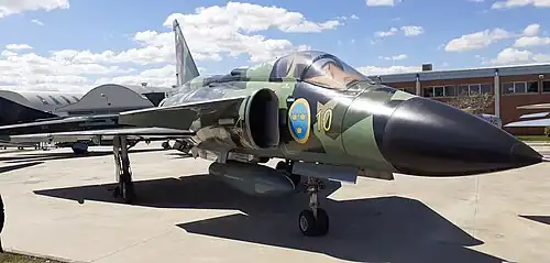 Avión de combate de origen sueco Saab 37 "Viggen".[7]​