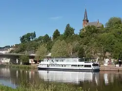 La iglesia protestante y el rio Sarre en Saarburg