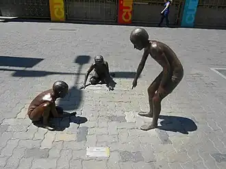 En las inmediaciones de las entradas Este de la estación Sabana Grande