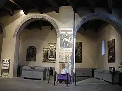 Il Coro Vecchio rodeado de preciosas pinturas, incluyendo el Trittico di Defendente Ferrari (1520 circa), y tumbas de algunos príncipes de Saboya[3]​